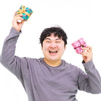 バレンタインデーにチョコをもらって喜ぶエンジニア男性（ただし義理）の写真