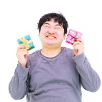 何度もプレゼントを自慢してくるやつ、両手にカラフルなギフトボックスの写真