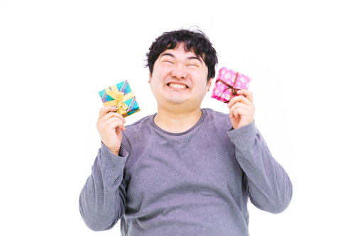 何度もプレゼントを自慢してくるやつ、両手にカラフルなギフトボックス