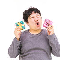ほしいものリストのギフトが届いて大興奮の男性の写真