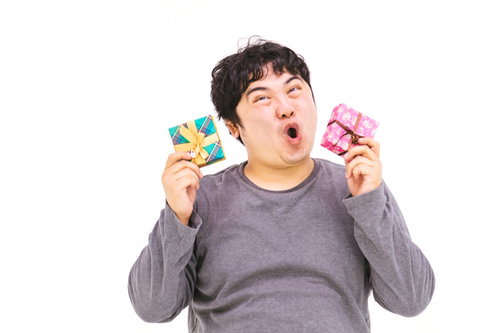 ほしいものリストのギフトが届いて大興奮の男性