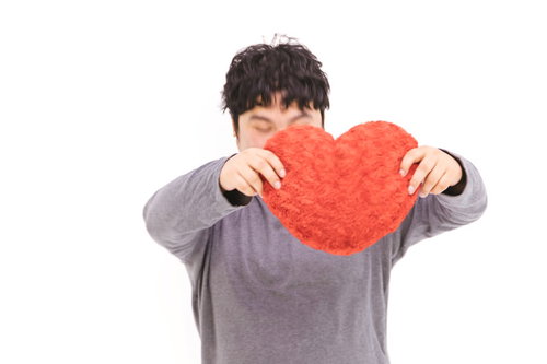 いいね（ハート）を催促する男性の告白シーン