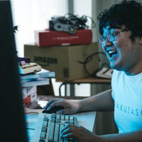 煽り耐性ゼロの男性がデスク前で激怒している様子の写真