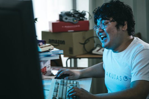 煽り耐性ゼロの男性がデスク前で激怒している様子