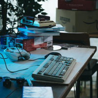 レトロゲームが好きな人のデスクまわりとファミコンの写真
