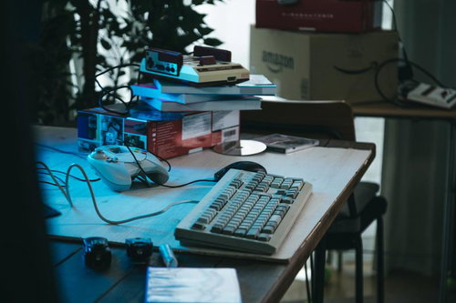 レトロゲームが好きな人のデスクまわりとファミコン