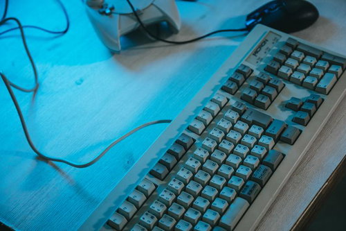 古い日本語キーボードとマウスがデスクに配置された様子