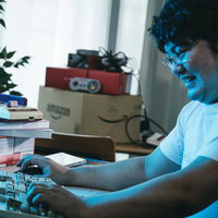 キーボードクラッシュに憧れを抱くゲーム中の男子の写真