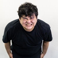 必死にお辞儀をして感謝を伝える男性の写真