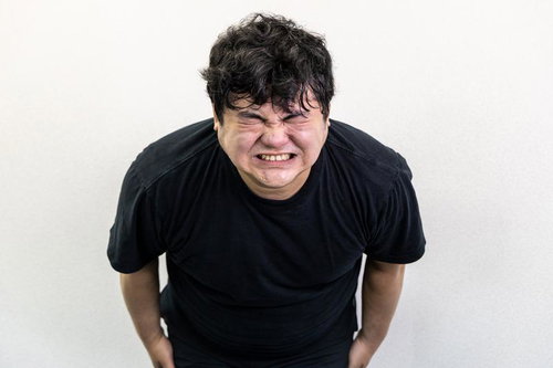 必死にお辞儀をして感謝を伝える男性