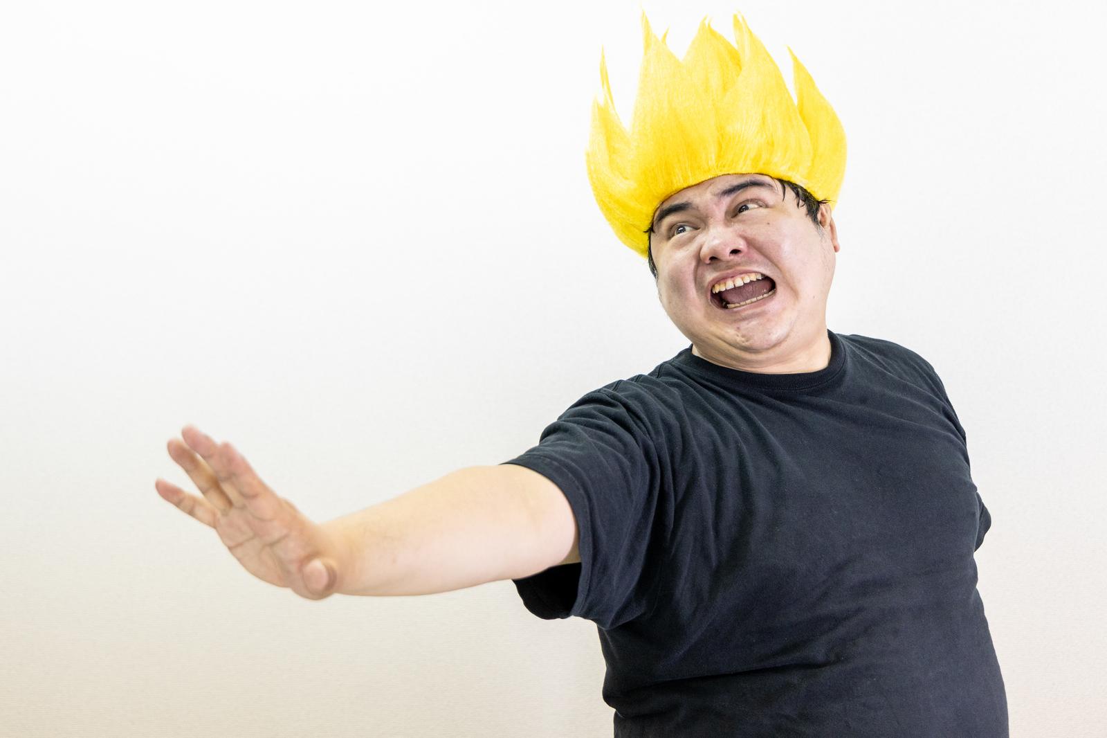 炎ウィッグを被り叫ぶ男性［モデル：段田隼人］