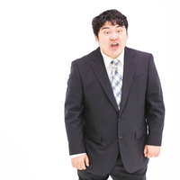 言った言わないで喧嘩している怒ったサラリーマン男性の写真