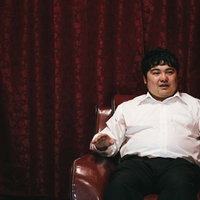 「その椅子、高級車買えるんで気をつけてください。」と言われた瞬間の写真