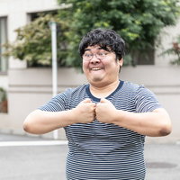 拳を合わせてイキるメガネ男子の写真