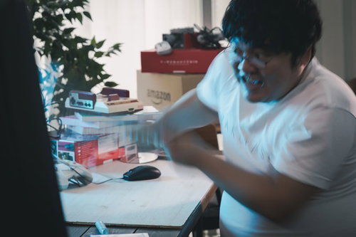 切れたら見境がないゲーマー、キーボードを叩きつける