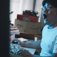 オラオラプレイで激おこ、キーボード破壊寸前のゲーム男子の写真