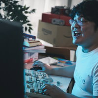 相手プレイヤーを煽りまくるキーボードクラッシャー男性の写真