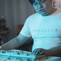 衝動的にキーボードを破壊する虚無感の男性ゲーマーの写真