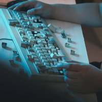 キーボードクラッシャーのボロボロに破壊されたキーボードの写真