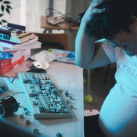 キーボードクラッシャーしてしまった男性の写真