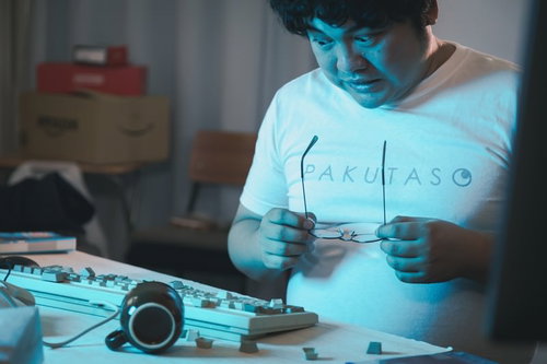 正気を取り戻して破壊したキーボードを眺める男性