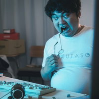 眼鏡を咥えて憤怒するキーボードクラッシャー、破壊衝動に駆られるエンジニアの写真