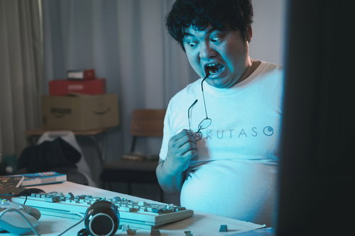 眼鏡を咥えて憤怒するキーボードクラッシャー、破壊衝動に駆られるエンジニア