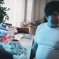 キーボードクラッシャーの男性がデスクで激しく叩くキーボードの写真