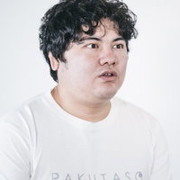 唖然として動きが止まる男性の真顔フリーズの写真