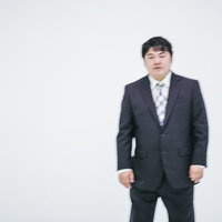 白雪姫目覚めたけどなんか雰囲気違う王子様が立っているの写真