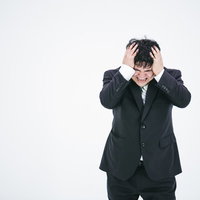 やってしまった（頭を抱える社畜）の写真