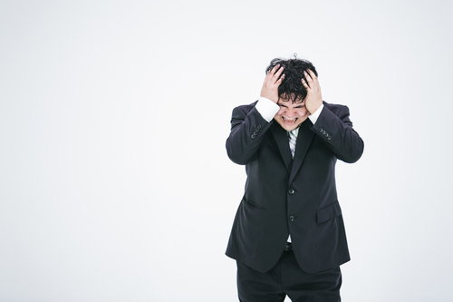 やってしまった（頭を抱える社畜）