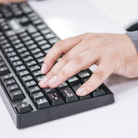 Shift＋Wキーを押すFPSゲーマーの手元の写真