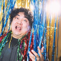 生誕祭に呼ばれてハイテンションで盛り上がる男性の写真