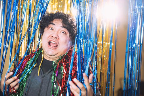 生誕祭に呼ばれてハイテンションで盛り上がる男性