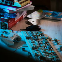 キーボードクラッシャーによって無残に破壊されたデスクトップのキーボードの写真