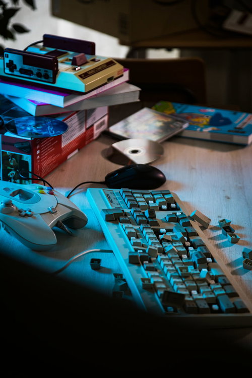 キーボードクラッシャーによって無残に破壊されたデスクトップのキーボード