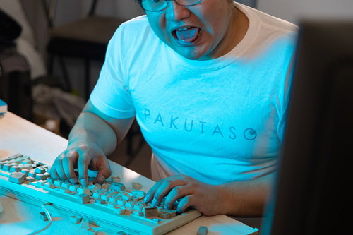 パソコンの前で画面に向かって罵倒する負けず嫌いの男性