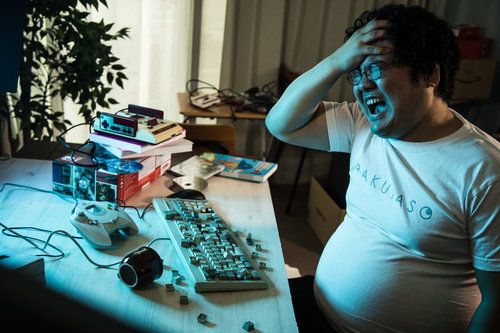ゲームに敗北して怒りキーボードを叩き壊す男性