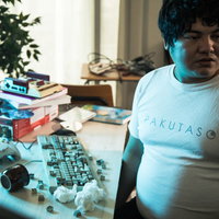 燃え果て症候群のエンジニア、デスクでキーボードクラッシャー化の写真