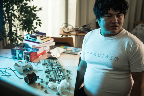 燃え果て症候群のエンジニア、デスクでキーボードクラッシャー化