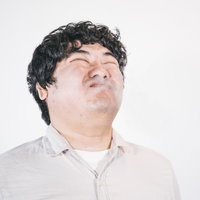 副流煙を嫌がる男性の表情と仕草の写真