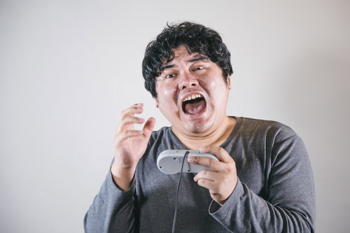 ホラーゲームをプレイ中に絶叫する系男子の恐怖顔