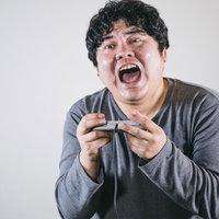 ゲームしながら感情入っちゃう系ゲーマー男性の写真