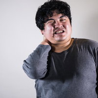 寝違えて首が痛い男性の写真