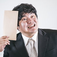 スーツ姿の男性がボーナスの茶封筒を手にして喜ぶの写真