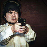 対峙した瞬間、慌てて拳銃を構えてしまう荒野初心者男性の写真