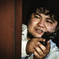 ドン勝にドン欲な3ヘルマン、壁に身を隠して恐る恐る前方を覗き見るの写真