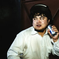 エナジードリンクを飲んでゲーム実況中にブーストするプレイヤーの写真