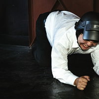 傷を負ってダメージを受けた仲間の助けを待つプレイヤーの写真